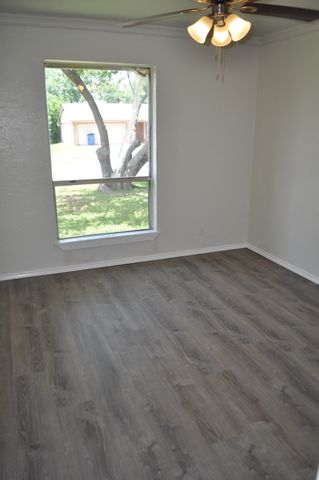 807 Phillips Drive, Ennis, TX 75119
