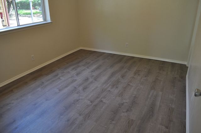 807 Phillips Drive, Ennis, TX 75119