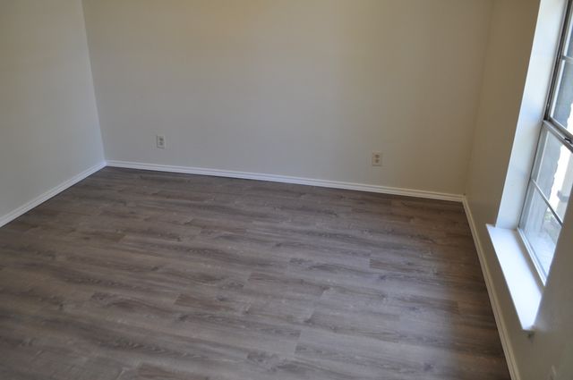 807 Phillips Drive, Ennis, TX 75119