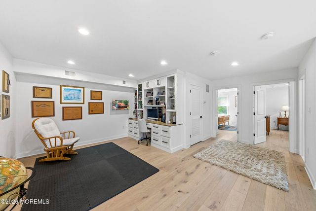 16 Remington Court, Farmingdale, NJ 07727
