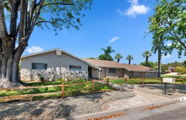 2111 Elsinore Road, Riverside, CA 92506