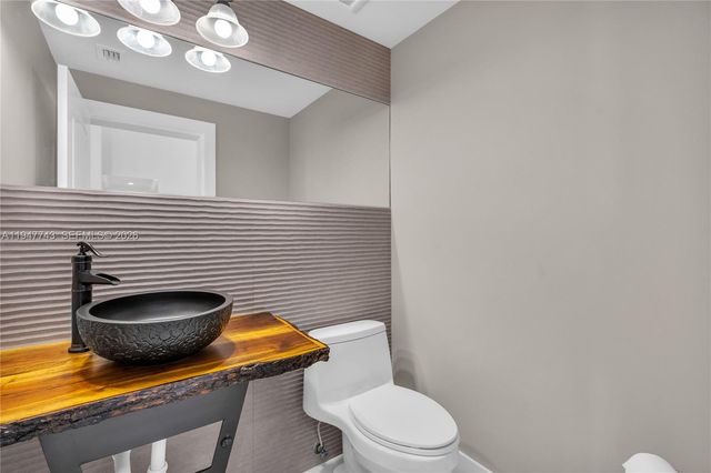 15560 NW 83rd Pl, Miami Lakes, FL 33016