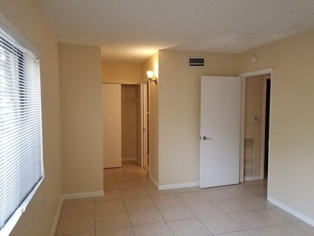 6023 10th Avenue N 114, Greenacres, FL 33463