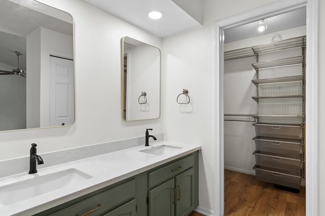 1422 James Court, Libertyville, IL 60048