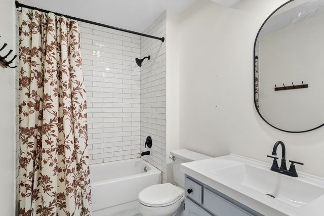 1422 James Court, Libertyville, IL 60048