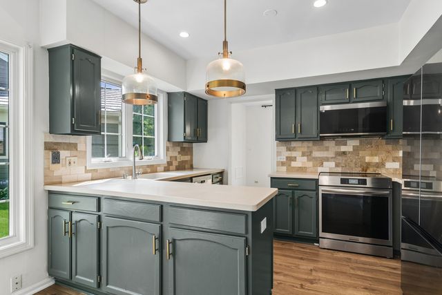 1422 James Court, Libertyville, IL 60048