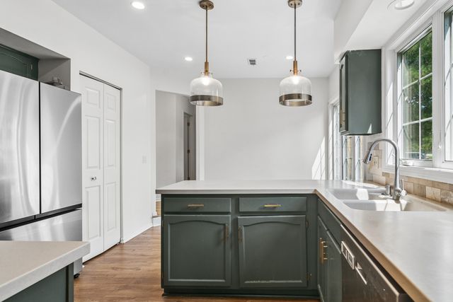 1422 James Court, Libertyville, IL 60048