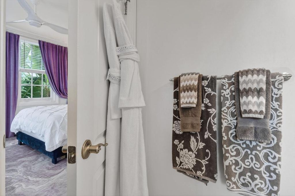 Image 11 of property listing at 235 Sunrise Avenue #3265, Palm Beach, FL 33480