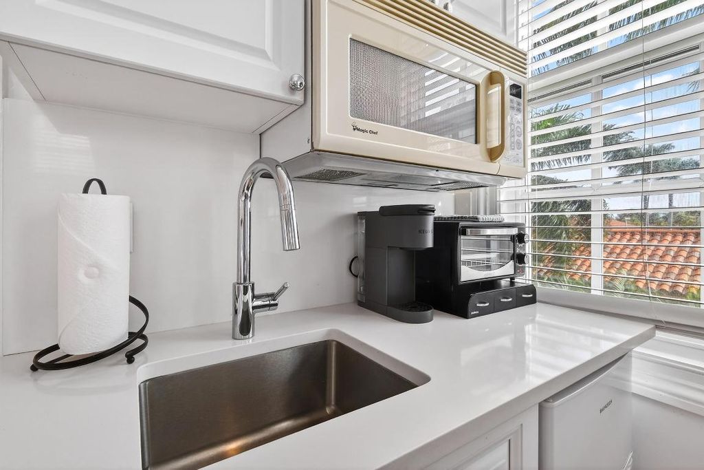 Image 7 of property listing at 235 Sunrise Avenue #3265, Palm Beach, FL 33480