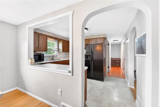4 Meadowcrest Dr, Cecil, PA 15321