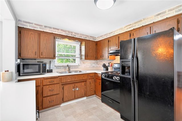 4 Meadowcrest Dr, Cecil, PA 15321