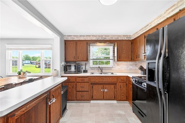 4 Meadowcrest Dr, Cecil, PA 15321