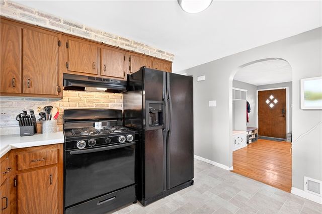 4 Meadowcrest Dr, Cecil, PA 15321