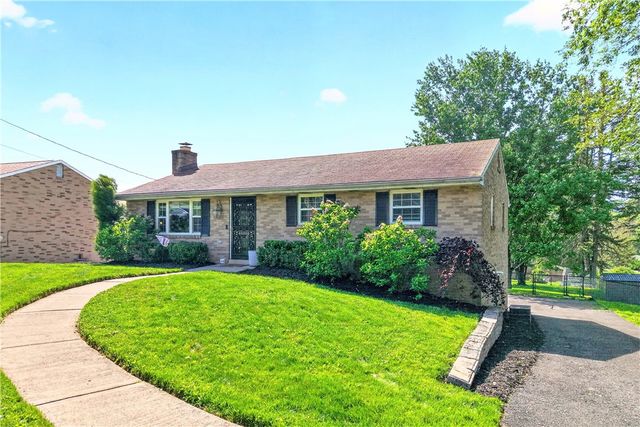 4 Meadowcrest Dr, Cecil, PA 15321