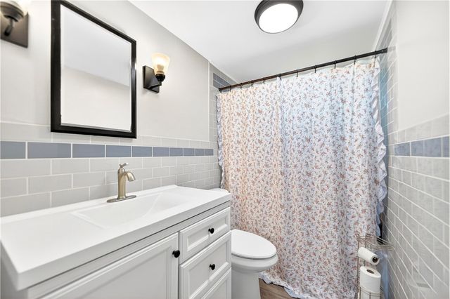 4 Meadowcrest Dr, Cecil, PA 15321