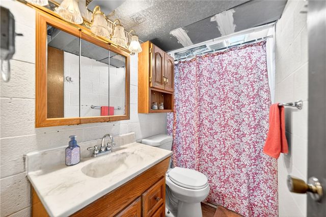4 Meadowcrest Dr, Cecil, PA 15321