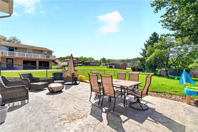 4 Meadowcrest Dr, Cecil, PA 15321