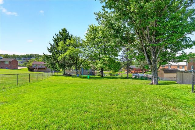 4 Meadowcrest Dr, Cecil, PA 15321