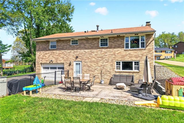 4 Meadowcrest Dr, Cecil, PA 15321