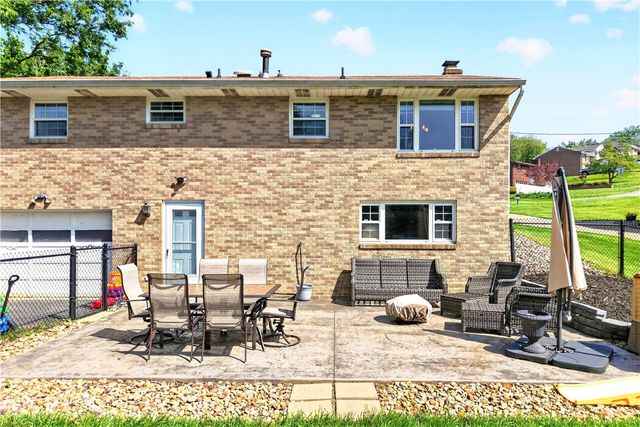 4 Meadowcrest Dr, Cecil, PA 15321