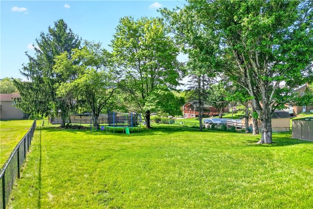 4 Meadowcrest Dr, Cecil, PA 15321