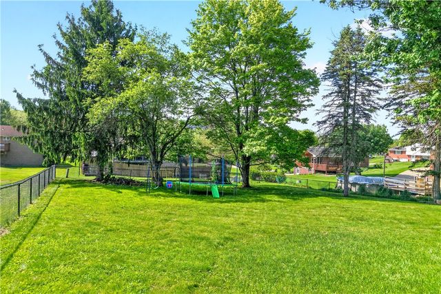 4 Meadowcrest Dr, Cecil, PA 15321