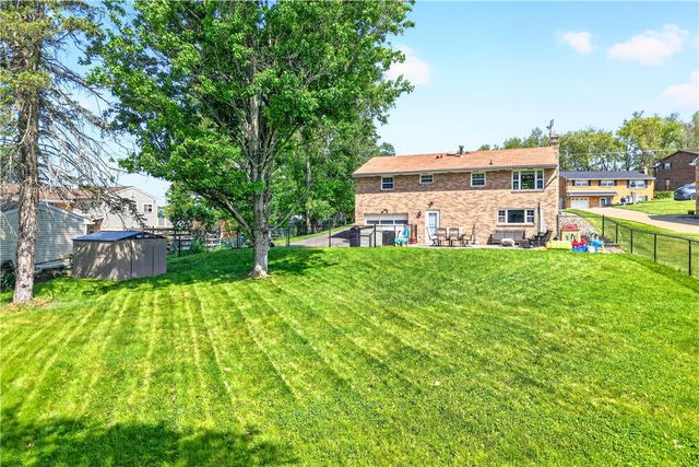 4 Meadowcrest Dr, Cecil, PA 15321