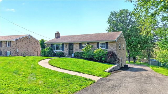 4 Meadowcrest Dr, Cecil, PA 15321