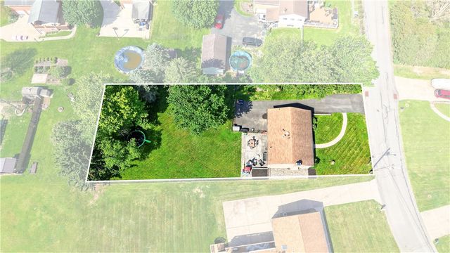 4 Meadowcrest Dr, Cecil, PA 15321