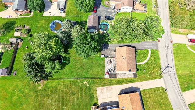 4 Meadowcrest Dr, Cecil, PA 15321