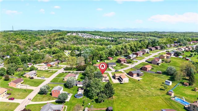 4 Meadowcrest Dr, Cecil, PA 15321