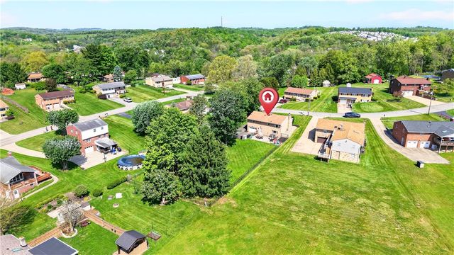 4 Meadowcrest Dr, Cecil, PA 15321
