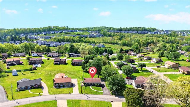 4 Meadowcrest Dr, Cecil, PA 15321