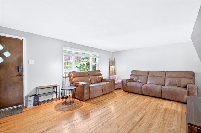 4 Meadowcrest Dr, Cecil, PA 15321