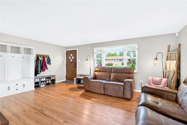 4 Meadowcrest Dr, Cecil, PA 15321