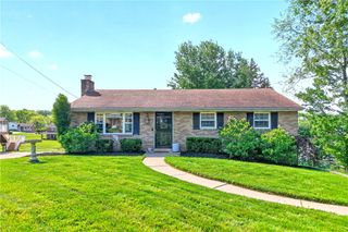 4 Meadowcrest Dr, Cecil, PA 15321