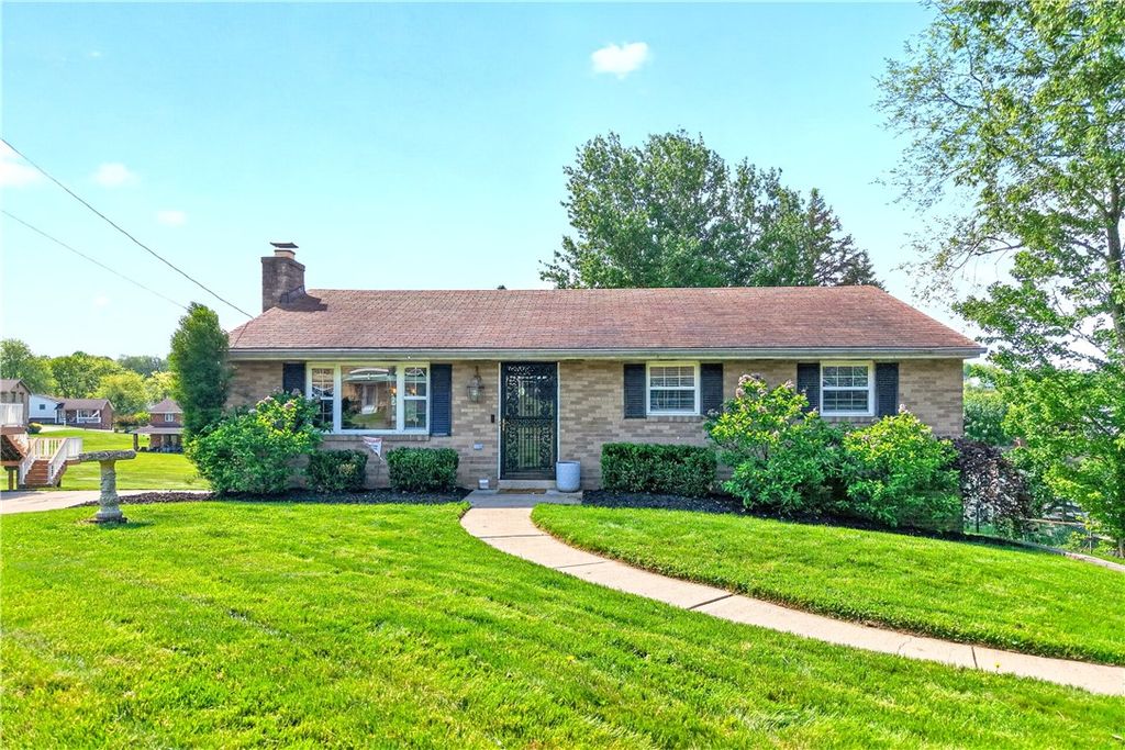 4 Meadowcrest Dr, Cecil, PA 15321