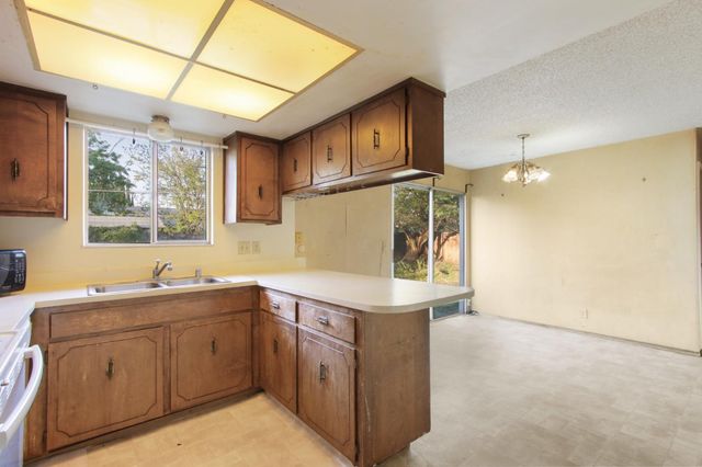 2505 Loyola Dr, Davis, CA 95618