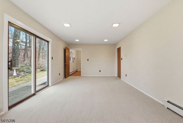 14 Hill Rd, Stanhope Boro, NJ 07874