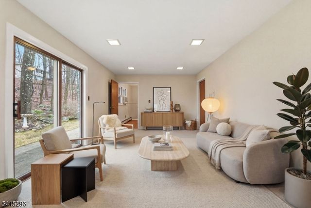 14 Hill Rd, Stanhope Boro, NJ 07874