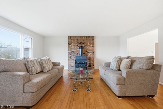 14 Hill Rd, Stanhope Boro, NJ 07874