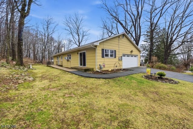 14 Hill Rd, Stanhope Boro, NJ 07874