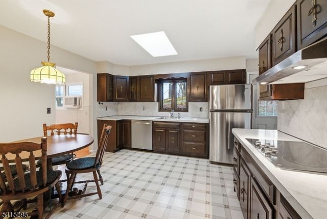 14 Hill Rd, Stanhope Boro, NJ 07874