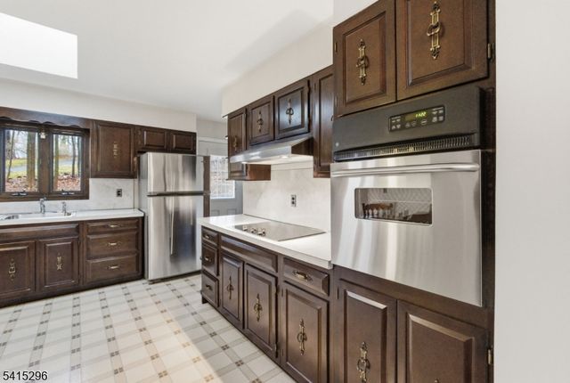 14 Hill Rd, Stanhope Boro, NJ 07874