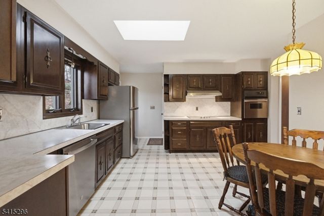 14 Hill Rd, Stanhope Boro, NJ 07874