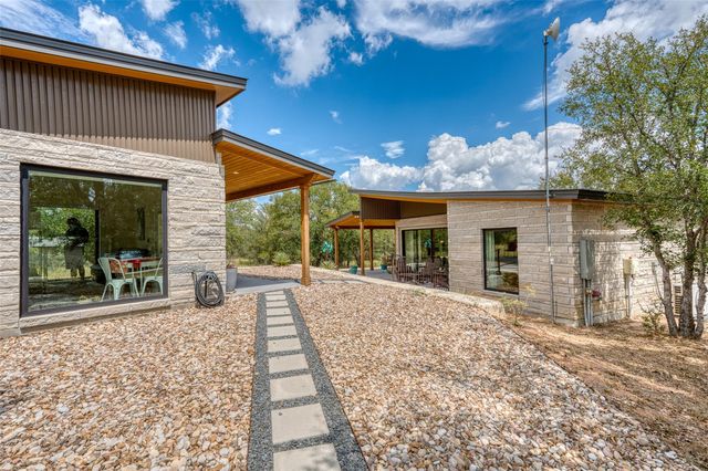 1039 Link DR, Kingsland, TX 78639