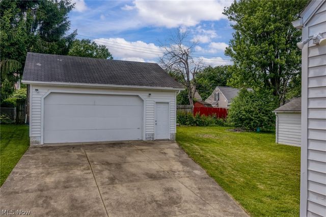 2376 Harding Road, Cuyahoga Falls, OH 44223