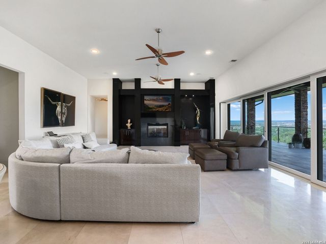 11 Davenport Ln, San Antonio, TX 78257