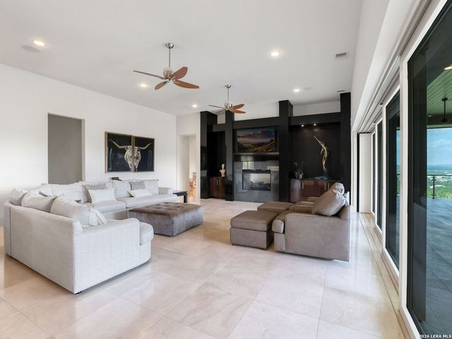 11 Davenport Ln, San Antonio, TX 78257