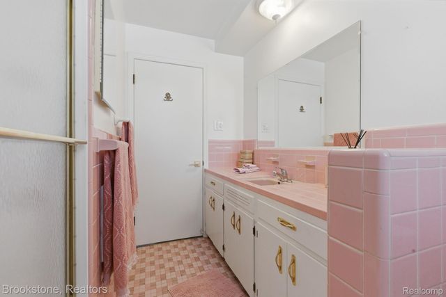 22564 Shorewood Drive, St. Clair Shores, MI 48081